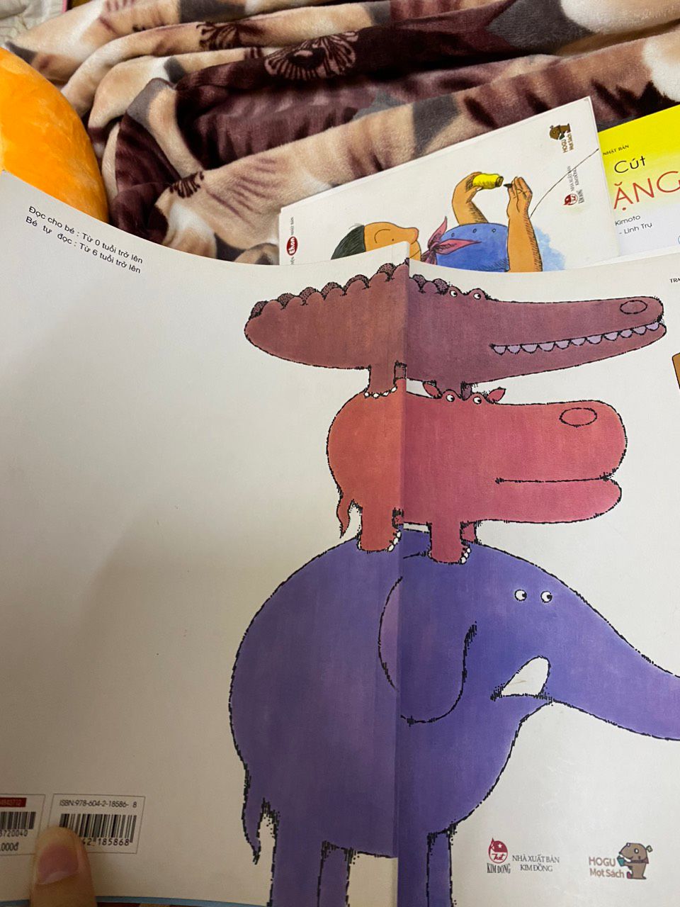 đầu tư sách cho con thì mẹ ko tiếc, mà con nhà mình rất thích sách ehon của bên mogu. cho shop 5 sao