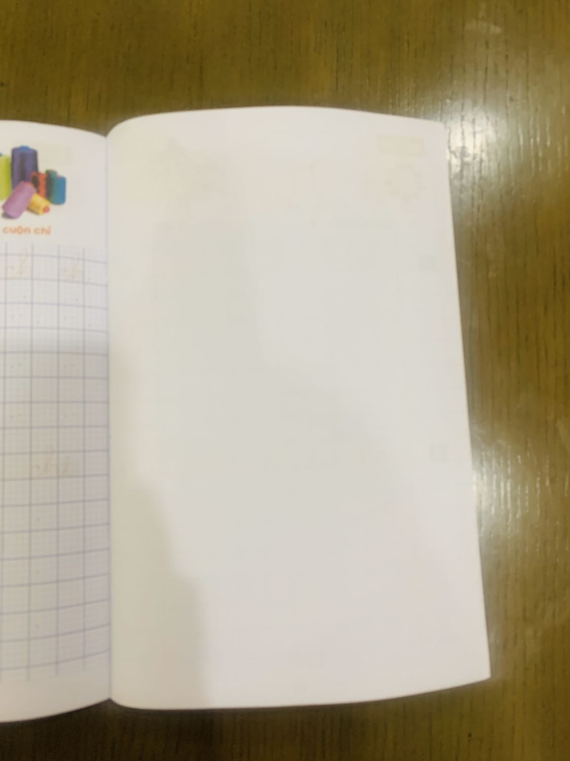 Quyển tập viết tập 1 quá nhiều lỗi, cụ thể là có những trang trống trơn, không có nội dung