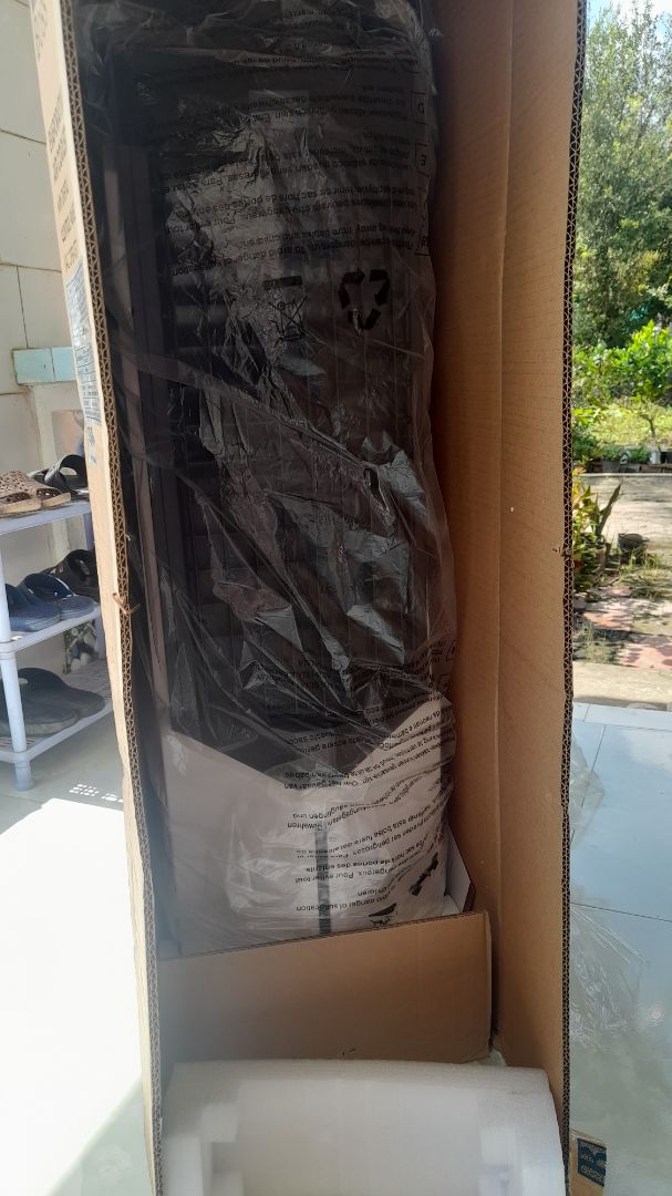 Tiki Trading Giao hàng nhanh lẹ. Sản phẩm đầy đủ giấy tờ. Tháo thùng như có ai đã tháo ra trước, chắc bên shop kiểm tra hàng. Quạt mạnh mát, mới khui thùng nhìn như đồ chơi em bé, nhẹ tênh mà mỏng manh lắm, nhưng quạt cực mạnh nhé. Độ ồn thì mức trung bình tiếng như quạt cây thôi. Để đá vào nữa thì tương đối mát. Chưa sử dụng nhiều sản phẩm khác nên không so sánh được. thấy cũng khá hài lòng.