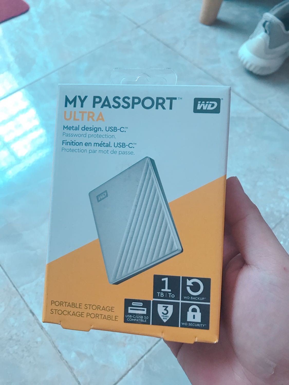 Mình đi dạo một vòng vài chổ bán thì xét về giá tiki tốt nhất. Giao hàng 2 ngày nhận. Phần seal của hộp bị cắt ( có thể là để dán tem của đơn vị phân phối ( hình ). Thiết kế sản phẩm gọn, nhẹ, mỏng và cực kỳ hiện đại. Các bạn sử dụng cổng Usb C để đạt tốc độ ghi nhanh và ổn định. Chạy cực êm và tiết kiệm điện cực kỳ ( so với ổ cứng cùng loại, ko so với SSD ). Bạn nào sài laptop sẽ thấy rõ ngay khi dùng Chế độ Pin mà có sử dụng ổ cứng rời. Về độ bền sài thời gian sẽ rõ.