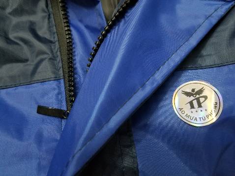 áo mưa bộ 2 lớp PU cao cấp xuất khẩu chất liệu áo mưa PU cao cấp nhập khẩu Hàn Quốc chống thấm với 2 lớp vải chống thấm nước với đường may chắc chắn được ép chống thấm tuyệt đối. Chất liệu vải an toàn thân thiện môi trường mềm không bị cứng vỡ khi sử dụng như các chất liệu thông thường khác.

- Phần dưới áo có dây chít eo rất tiện dụng và rất thời trang

- 2 bên nách và phần thân áo có lỗ thông hơi thoáng khí

- Phụ kiện khóa hãng YKK siêu bền, cúc nhập khẩu cao cấp

- Quần và áo 2 lớp vải đều chống thấm nước

- Mặc thoải mái khi đi trời mưa, giữ ấm, thoáng khí

- Chất liệu siêu đẹp đảm bảo Quý khách rất ưng khi sử dụng

--------------------------

Shop gửi hàng của Tú Phong chứ không phải hàng nhập khẩu Hàn Quốc như mô tả trên tiki.
Size order XXL lại gửi size XL, khóa kéo là loại thường chứ không phải YKK.
Đề nghị trả lại hàng cho Shop.

Xin cảm ơn.