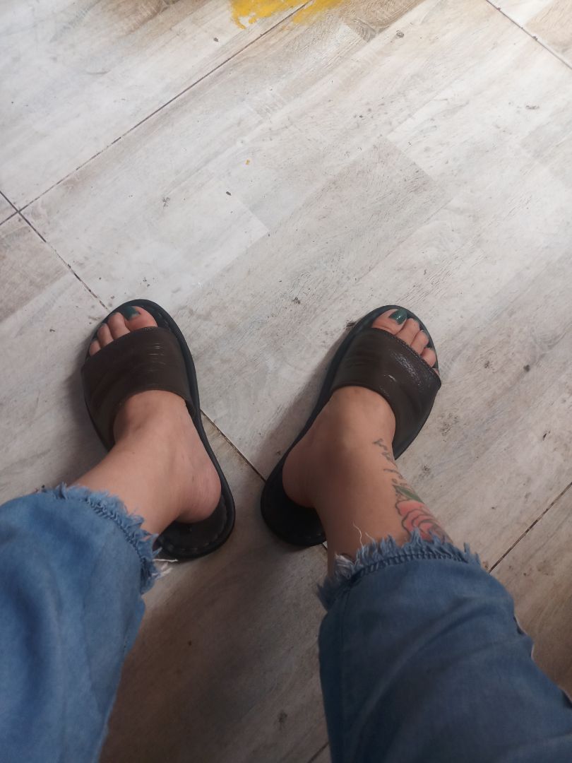 Dép mau giản 3 ngày đã giản ra rồi nếu mang 38 nên mua z 36 là vừa trừ hao nó giản ra