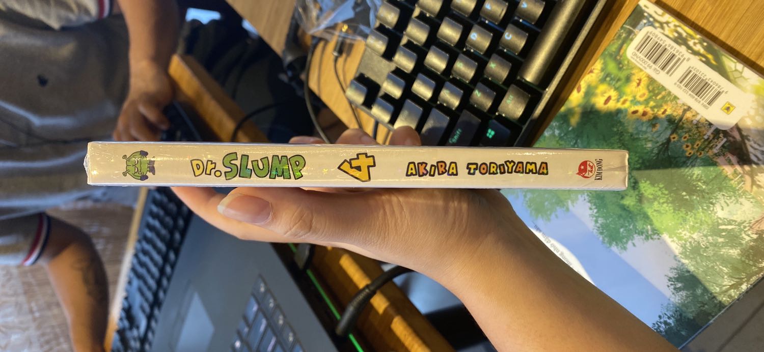 Chưa mở bọc bảo vệ nhưng nhìn chung thì giấy đẹp, trắng, nặng tay, gáy đẹp