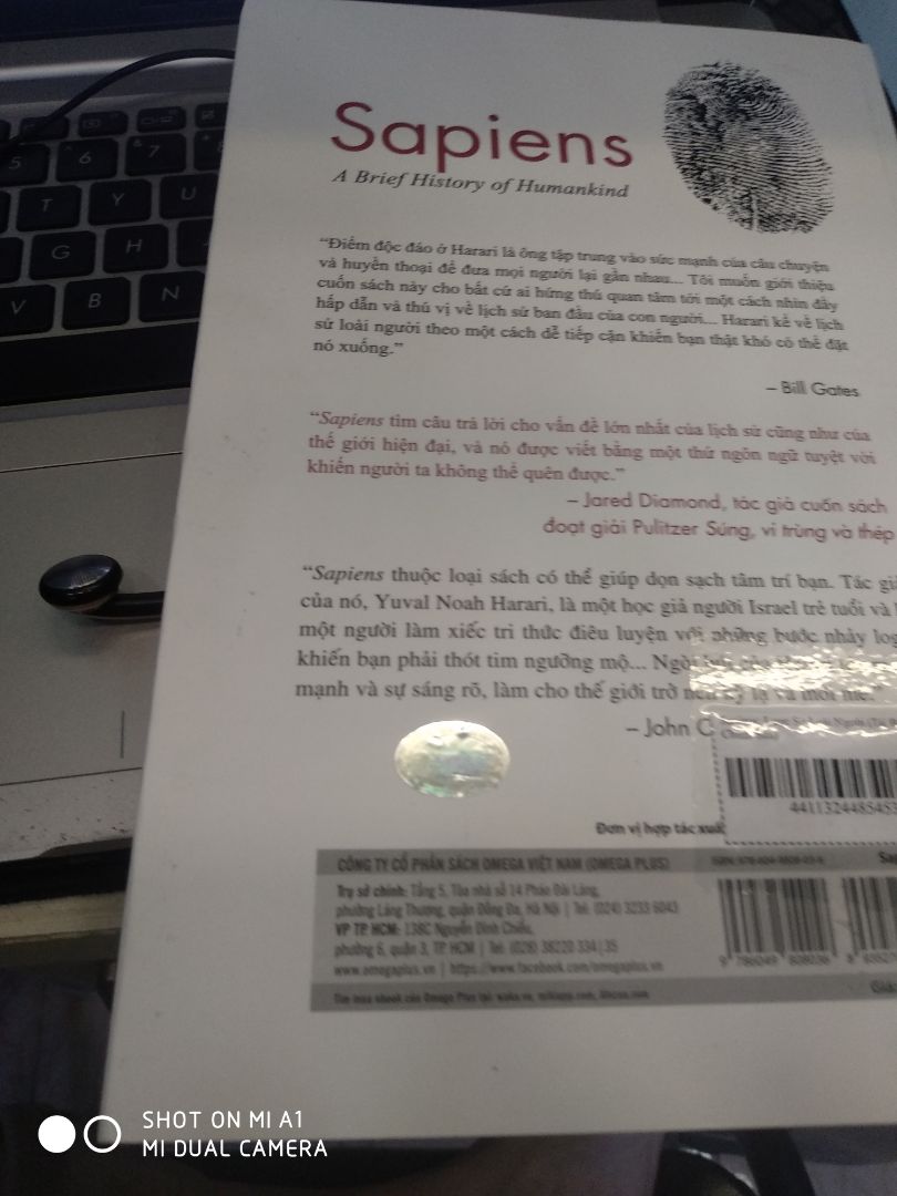 Lần trước mình cũng đặt 1 quyển sách có bookcare nhưng khi giao hàng không kèm bookcare cho mình mà vẫn trừ số bookcare.
Nhưng mình vẫn tin tưởng dịch vụ tiki cho đến khi nhận quyển sách này thì thật sự là đáng thất vọng.
Quyển này mình cũng đặt bookcare nhưng cái gọi là bookcare chỉ là tấm nhựa dẻo thẳng băng bọc quanh sách, không hề có ép lại như trước đây. Vừa gỡ hộp ra thì thất vọng tràn trề.
Bìa sách lại bẩn, rất dơ.
Tiki nên xem lại chất lượng dịch vụ bookcare của mình. Mình bỏ tiền mua thêm bookcare để bảo vệ bìa sách chứ không phải để chơi.
Đánh giá 1*