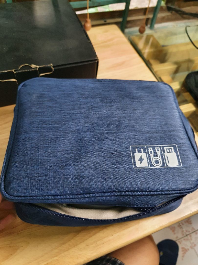 Khá ok khi cầm đống phụ kiện của mình khi đi du lịch hay công tác.
Chỗ đựng dây hơi bé làm mình phải ép cái dây lại cũng hơi sót ?