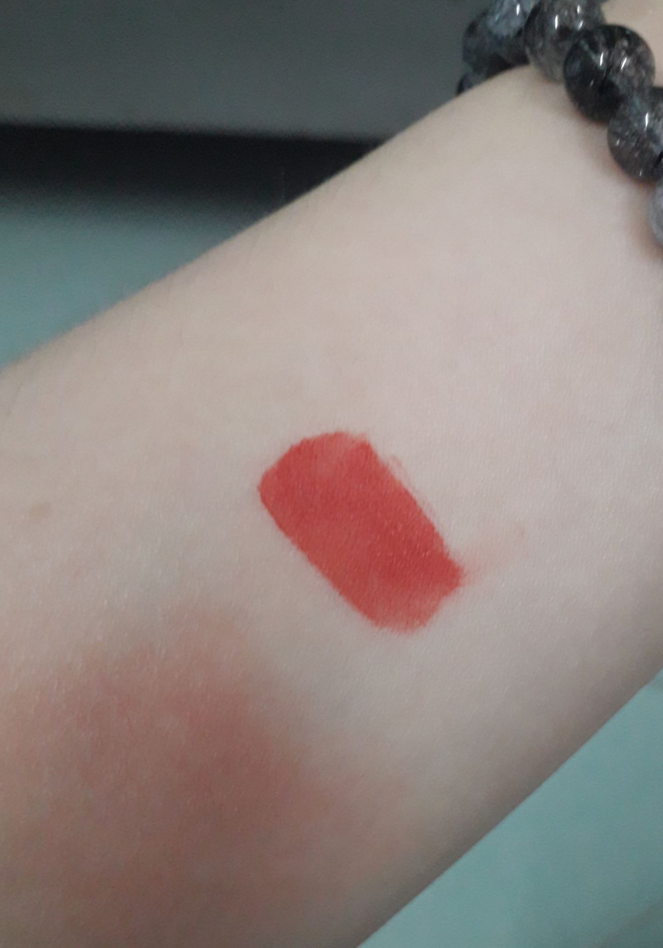 mình mua màu 02 hồng cam! màu mình check lên tay như vậy nhưng lên môi mình ra dạng hồng san hô á nhưng lại trông rất xinh, nhẹ nhàng! Mình mua với giá 99k  nên thấy quá ổn cho 1 em son! với cả mở ra nhìn cây son mới toanh thích mắt lắm! em này cũng phù hợp cho mấy bạn có ý định make up with lipstick nữa!