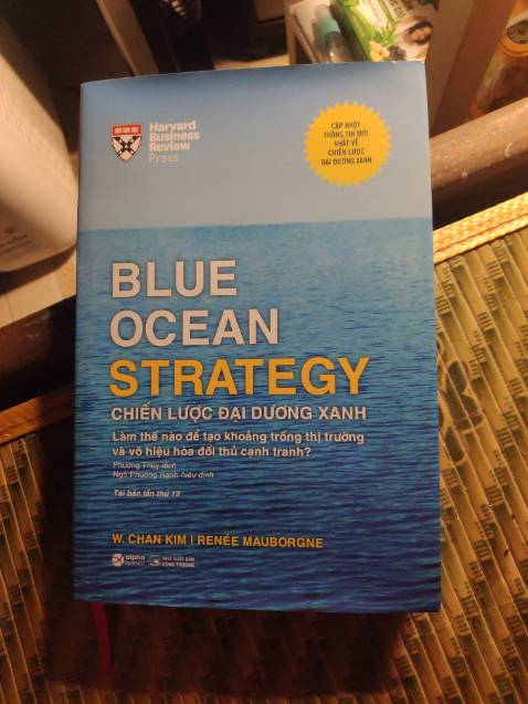 Sách cung cấp kiến thức tốt trong việc tìm kiếm hướng chiến lược phát triển đại dương xanh, không chìm trong đại dương đỏ, ví dụ dễ hiểu