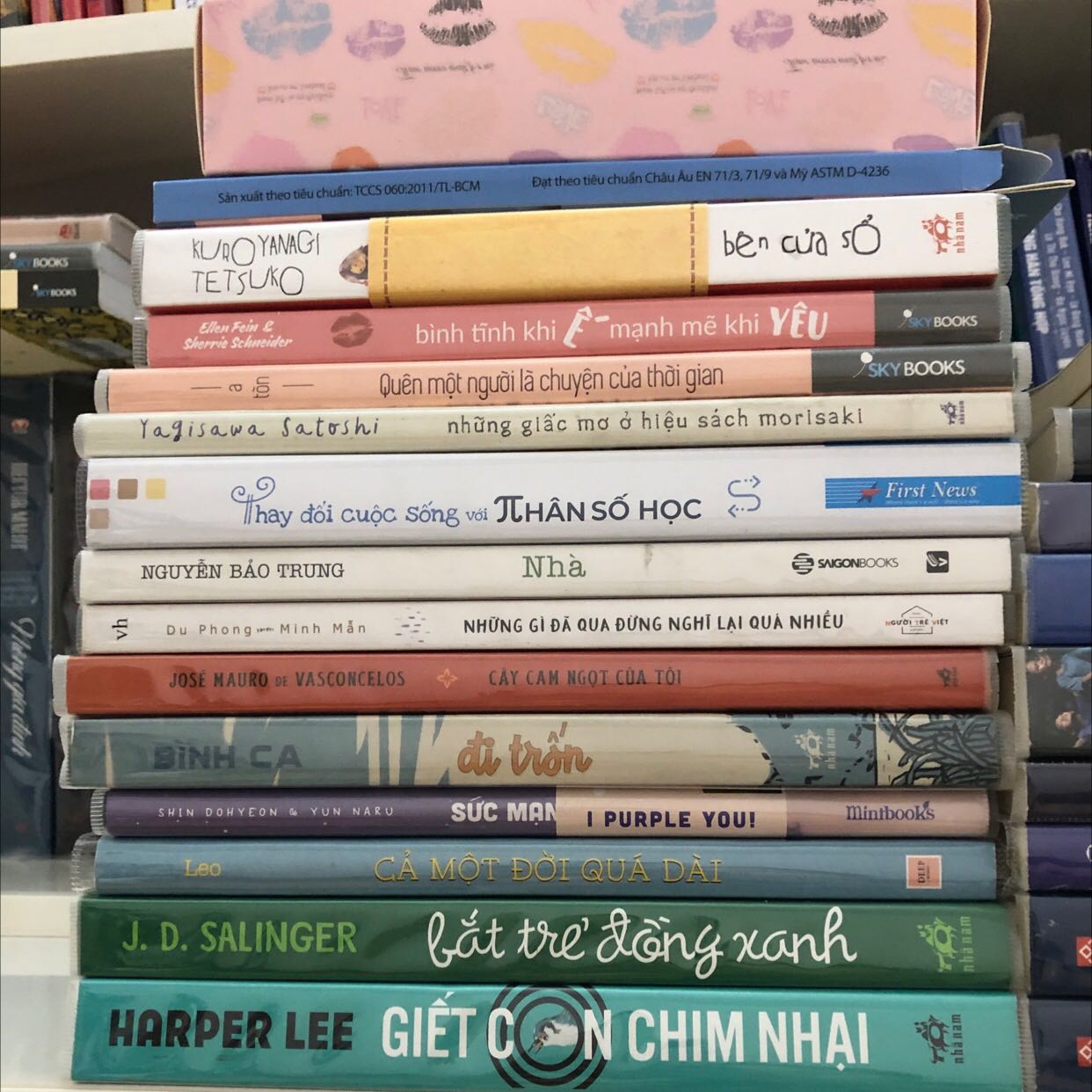 Toàn bộ sách mình đều mua ở Tiki chủ yếu là Tiki Trading. Tuy nhiên khâu đóng gói của Tiki Trading hơi sơ sài, rất nhiều lần nhận hàng mình bị hộp rách tả tơi:((( 
Hy vọng Tiki sẽ sớm cải thiện phần đóng gói còn tất cả mọi thứ đều rất oki nhaaaa