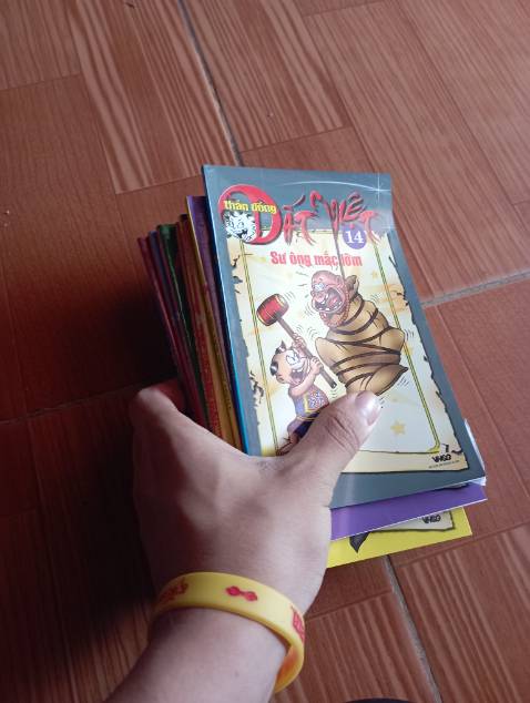 Khổ thân các anh shipper, vỏ bìa bên ngoài hơi ẩm, nhưng bên trong các quyển sách được bọc xốp nên không sao cả hihi, lại còn giao lúc 12h, mik có hỏi anh ăn cơm chưa, ảnh bảo rồi kk