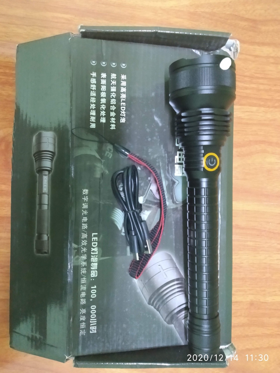 Độ sáng tương đối, tầm xa đáp ứng yêu cầu, điểm trừ đáng kể cho sản phẩm là muốn tắt đèn ko tắt được ngay mà phải bấm đủ xoay vòng toàn bộ 5 chế độ sáng để quay về tắt;
Đóng gói sơ sài, Pin đi kèm cũng là loại pin rẻ tiền, ko như trong hình ảnh quảng cáo;