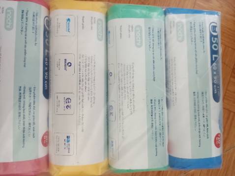 Mình đặt mua túi 25l để thay rác đổ hàng ngày, nhưng lại nhận được túi 50l, dùng như vậy rất lãng phí và thải ra môi trường nhiều nilon không biết xử lý thế nào. Trước đây dùng bịch nilon màu đen nhưng để trước cửa cho bên vệ sinh đến thu, khu vực không có đèn đường họ hay bị bỏ sót nên mới đổi sang túi rác có màu này. Giờ không đúng sản phẩm mà đổi lại thì lại mất công