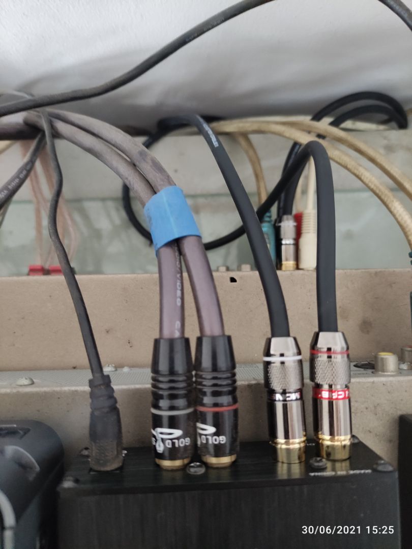 Trông bề ngoài có vẻ ổn, giắc cắm hơi khó cắm