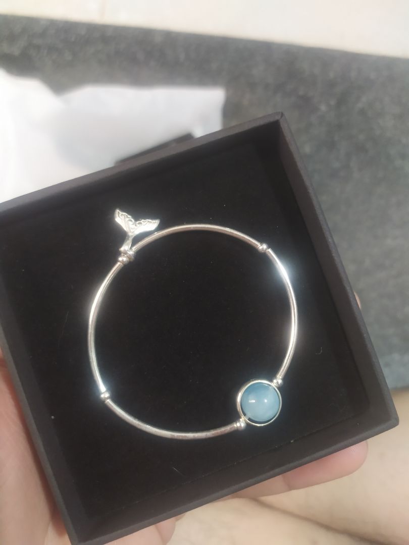 sản phẩm đúng miêu tả. có giấy bảo hành, tuy bạc hơi bị nhám vài chỗ nhưng chắc đi đánh bóng tại sẽ hết, dây đan khá chắc chắn + có dâh thay thế. rất đáng tiền so với giá này. highly recommend nhé.