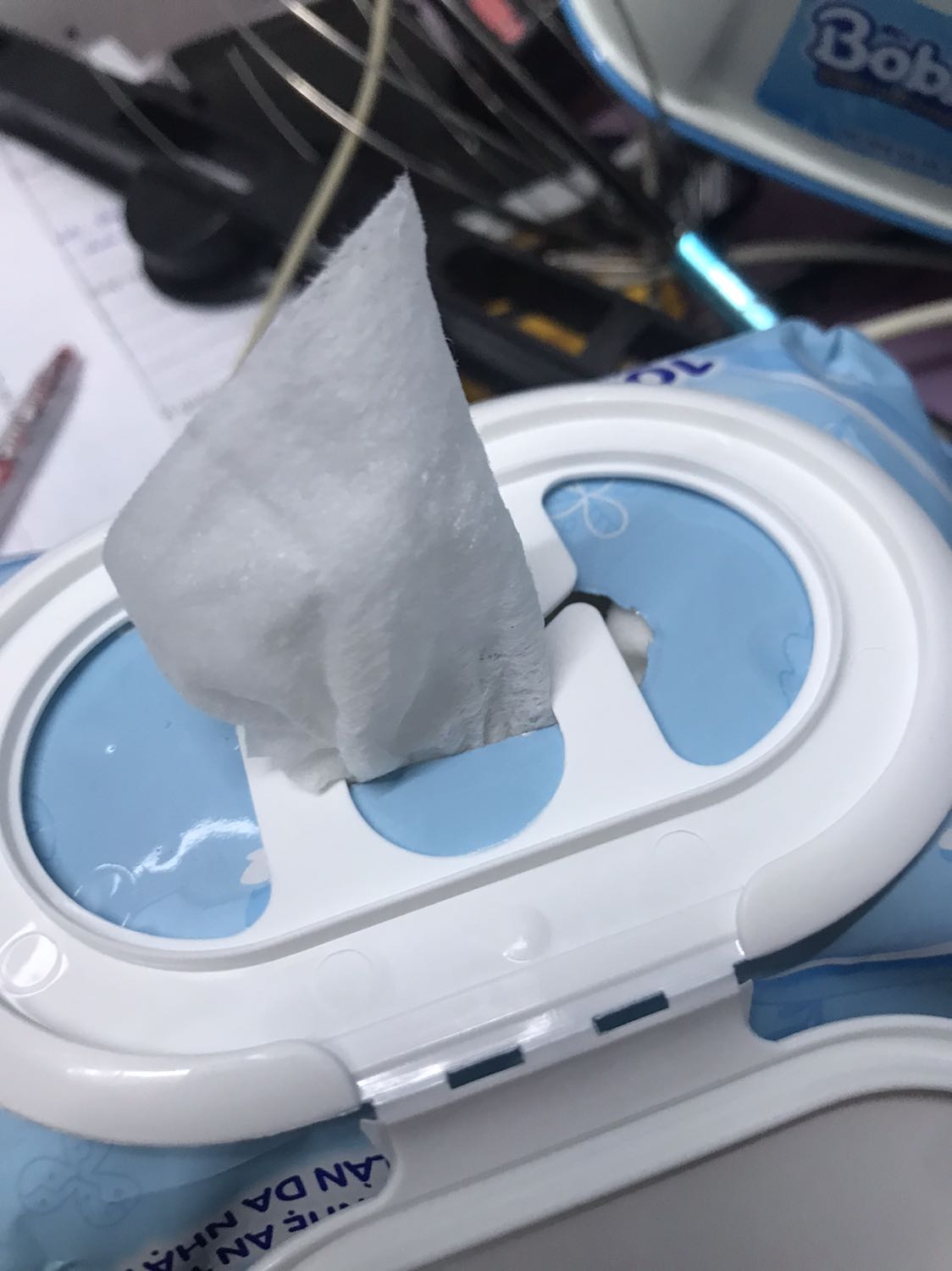 Cảm giác đợt này sp k chất lượng, túi dựng vừa tháo bọc kính đã bị phuy sẵn. Giấy mỏng hơn nhiều so với loại đang xài. Bao bì k bóng như trc, mạc kháng khuẩn in luôn chứ k phải dán tháo ra dc. Mình đang thắc mắc do hãng đổi bao bì hay sp mình mua là hàng nhái. Mong tiki sớm cho phản hồi.