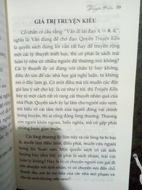 Truyện Kiều - món ăn tinh thần của người dân Việt Nam ta. Tác phẩm là câu chuyện kể về cuộc đời lận đận, lênh đênh, bảy nổi ba chìm của nàng Kiều, là lời tố cáo, lên án xã hội lúc bấy giờ. Sách hay, trình bày, in ấn đẹp mắt, tao nhã, thanh lịch. Đóng gói cẩn thận, có bọc nilon phủ bên ngoài, phông chữ không quá to, chú thích rõ ràng, cặn kẽ. Cuốn sách đáng đồng tiền bát gạo, các bạn nên mua để ủng hộ Tiki nha