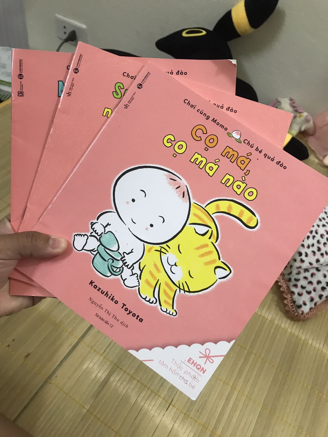 Sách đẹp, nội dung đơn giản phù hợp với trẻ em. Bé nhà mình rất hứng thú mỗi khi bố mẹ đọc sách cho bạn ấy.
Cuốn sách mà các mẹ nên mua cho em bé nhà mình nhé Sách đẹp, nội dung đơn giản phù hợp với trẻ em. Bé nhà mình rất hứng thú mỗi khi bố mẹ đọc sách cho bạn ấy.
Cuốn sách mà các mẹ nên mua cho em bé nhà mình nhé