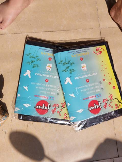 áo đẹp, vải sờ mịn tay dễ chịu, dây kéo túi nhìn khá chắc chắn, nên mua.