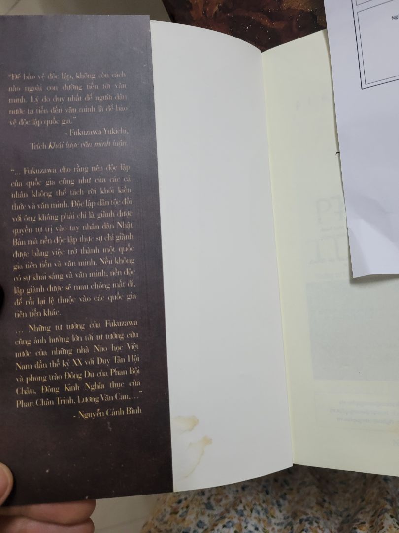 sản phẩm tệ, ko biết nhân viên đã kiểm tra trước khi gói hàng hay chưa. Tôi nghĩ này là cố ý gói vào bao nilong khi đã biết sách bị lỗi. 
Sách bị dính nước, này là vết ố nước sau khi đã khô.
Mong tiki hỗ trợ đổi trả hàng !!!