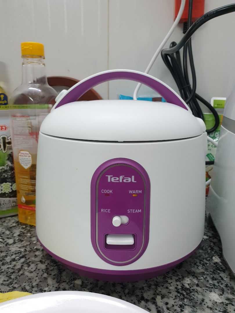 1. Nồi phù hợp cho 1 bữa ăn của nhà có 1 người hoặc 2 người hoặc 3 người (1 nam + 1 nữ + 1 bé). Vì nồi nấu được 4 cốc (160ml/cốc), 1 nam trưởng thành chỉ cần 1 cốc/bữa đã đủ no, nếu cùng lắm thì chỉ cần 1,5 cốc.
2. Nồi tiện lợi, có vạch chia ở thành nồi, hướng dẫn đổ bao nhiêu nước cho bấy nhiêu cốc.
3. Vật liệu tốt, cầm nắm, cảm nhận chắc chắn.
4. Nồi phù hợp với phòng có diện tích nhỏ do nồi bé, dễ di chuyển, không chiếm nhiều diện tích.