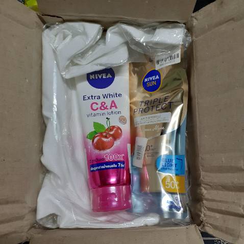 Tiki giao hàng sớm hơn dự kiến, sản phẩm còn nguyên. Sữa dưỡng thể thấm nhanh, tuy nhiên sau khi apply lên da có cảm giác nóng, khoảng 5-10 phút mới hết. Mùi thơm hơi nồng.