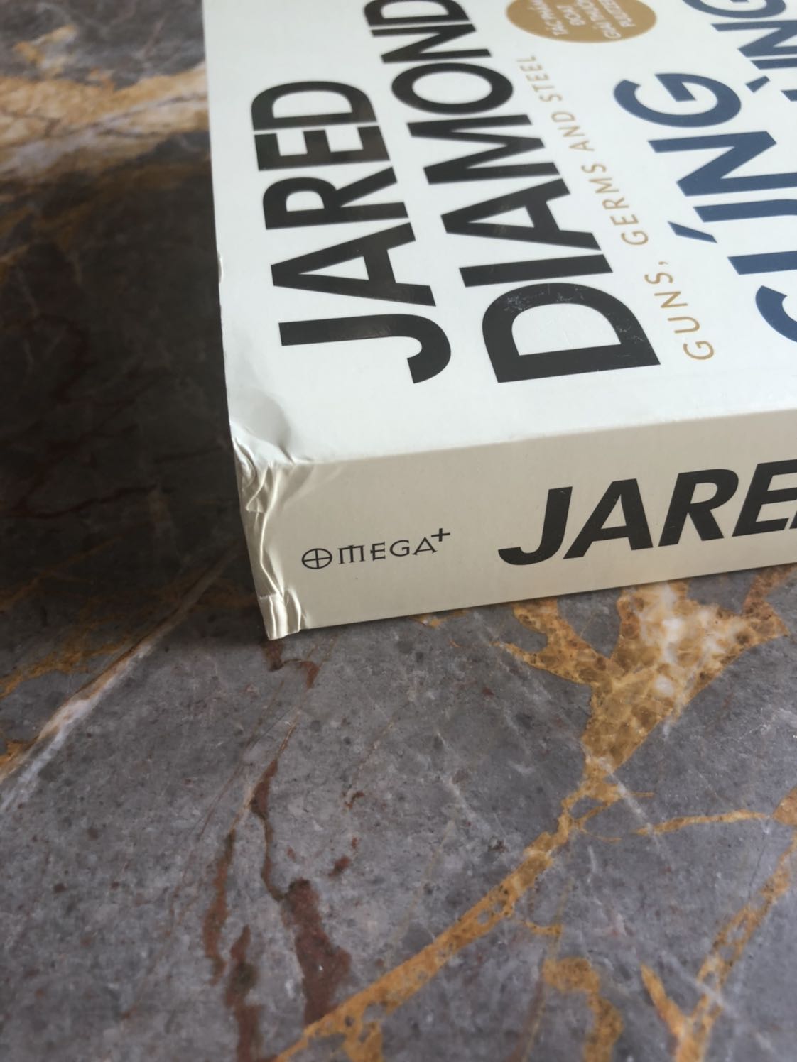 Gáy sách bị méo móp. Bìa trầy xước, hơi bẩn, nhìn không mới cho lắm. Không biết đây là do bên vận chuyển hay bên đóng gói sách nữa. Phần ruột nhìn tương đối mới nhưng phần bìa cầm không hài lòng tí nào. Mong Tiki lần sau chú ý hơn!