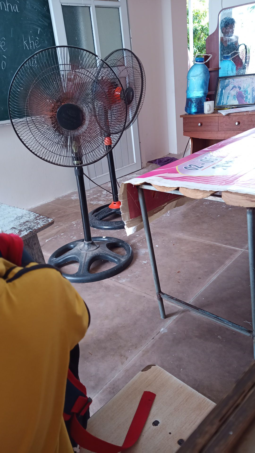 quạt động cơ mạnh, quay tốt. dây điện và phích cắm là nhựa xịn . quạt tạo gió mạnh nên rất mát. rất cảm ơn nhà bán đã gửi quạt từ TP hcm ra Hn. cảm ơn các đơn vị vận chuyển. thật vất vả cho mọi người..xin cảm ơn