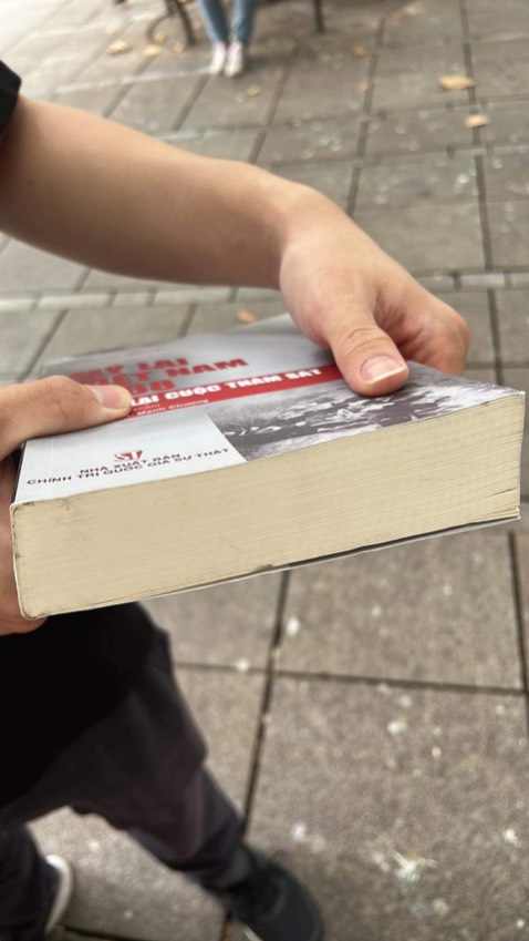 Sách qa cũ, rách góc, shop xem lại nha