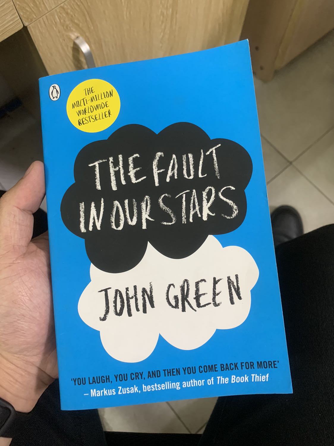 Giao hàng nhanh. Tuy sách có chút quăn ở mép và hơi bám bụi nhưng là do vận chuyển từ nhà xuất bản nước ngoài nên hoàn toàn chấp nhận đc. Ng đọc nên bảo quản nâng niu em nó nhé :)) quan trọng là nội dung.