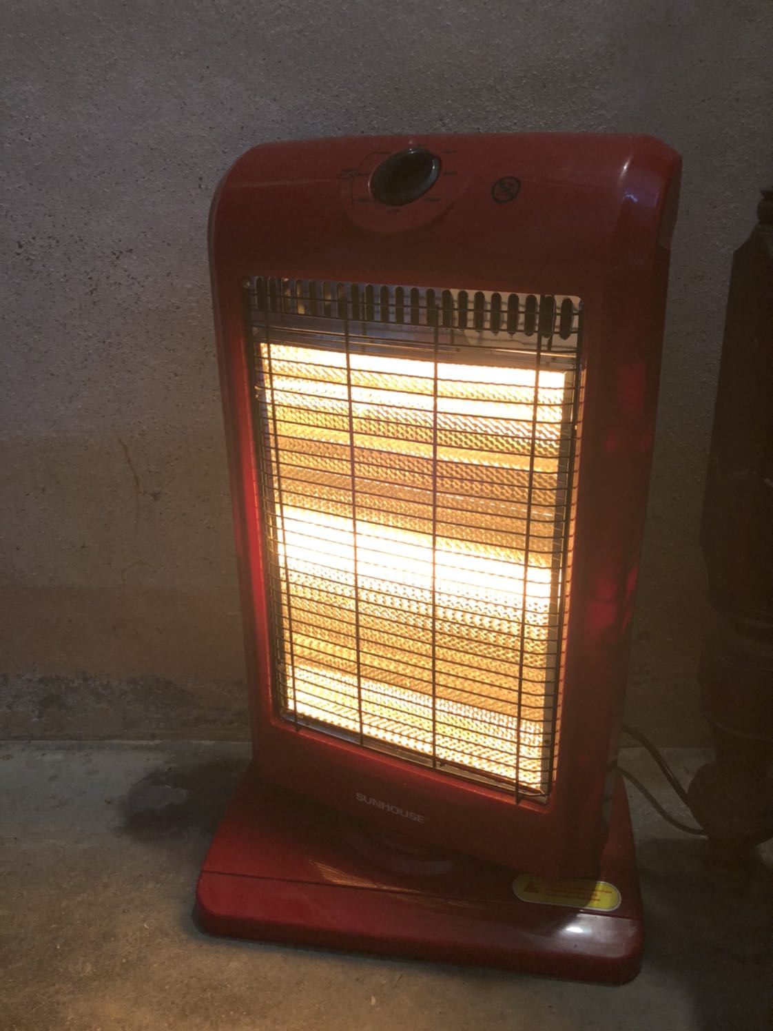 Hồi mình mua là sắp mùa đông, giá gần 600k. Máy sưởi rất ấm, mùa đông bật cả ngày vẫn oke. Dùng trong phòng ko bị khó thở.  Có điều dùng liên tục thì mất ẩm, khô môi, khô da.