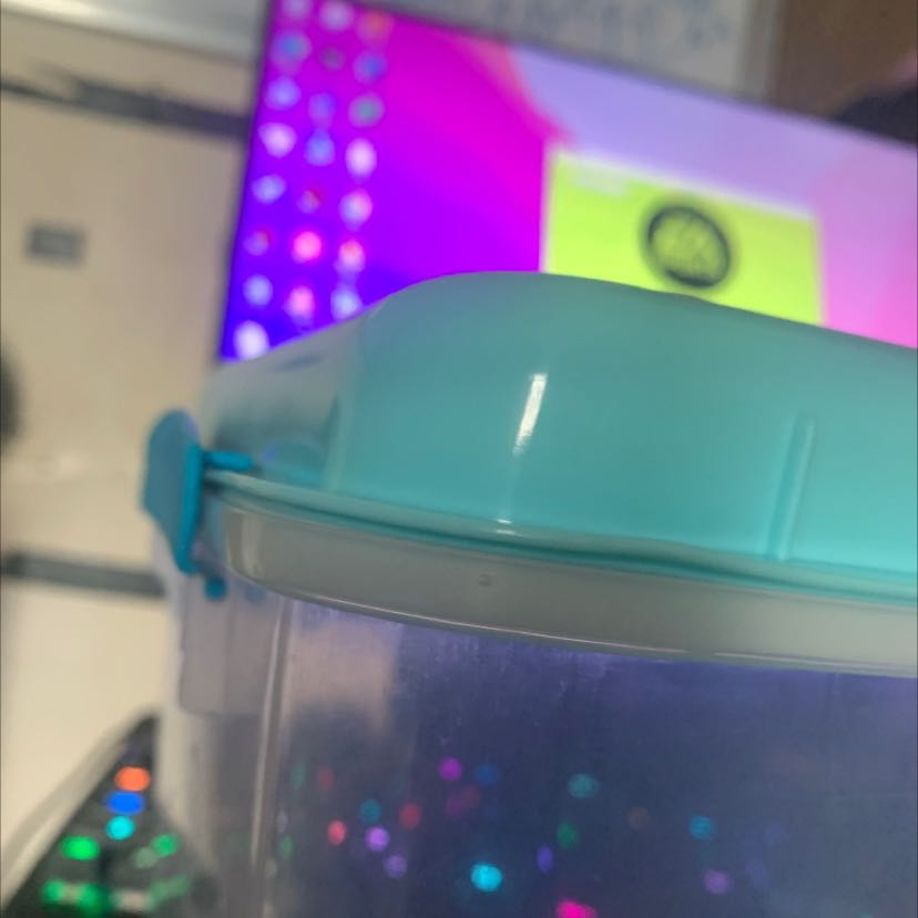 Hộp không hề kín, nắp cực méo + gioăng cao cu không tốt