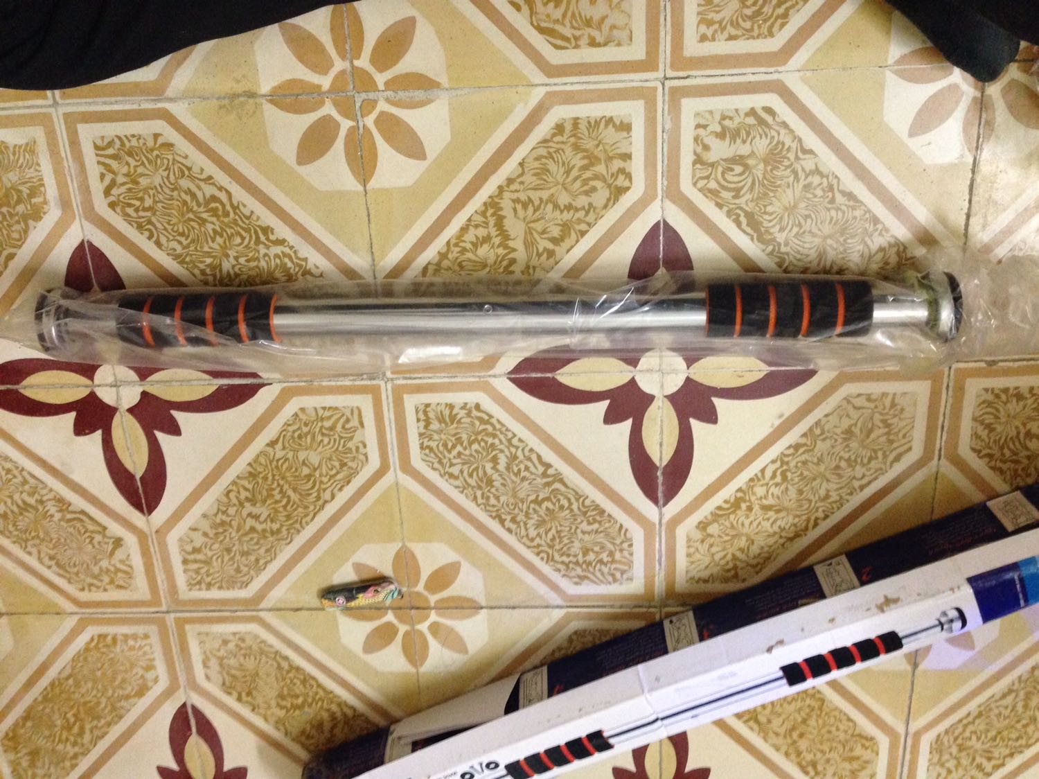 Không hiểu nguyên nhân gì giao hàng muộn mất hơn 1 tuần, khi gắn lên cửa xong tháo ra thì tuột luôn 2 đầu cao su 2 bên. Chất lượng bình thường tạo cảm giác không chắc chắn lắm