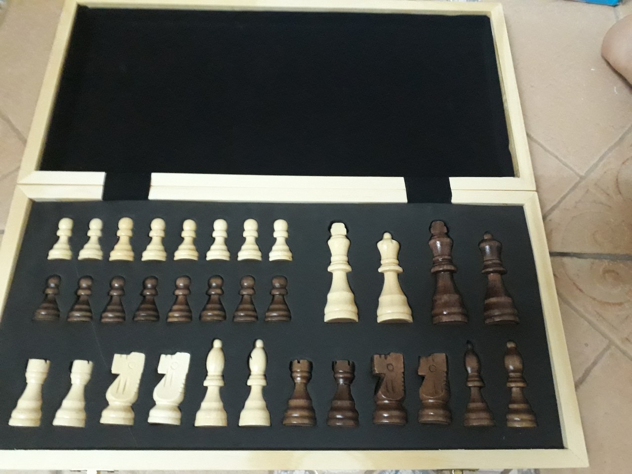 Các quân cờ khắc rất nét và cầm chắc tay. Màu gỗ nhìn cũng sang nên thấy đáng giá tiền. Giờ mình có muốn mang đi đâu thì nó khá là tiện.