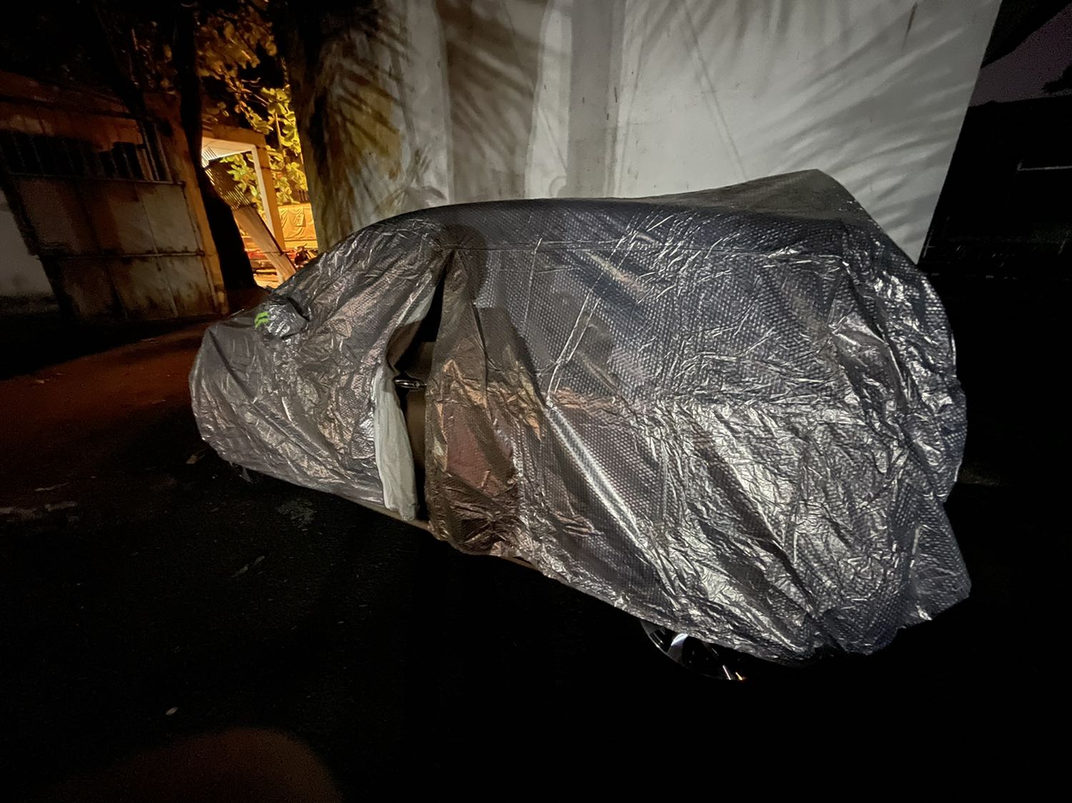 Chất liệu ổn so với giá, có 2 lớp: vải bạt ở ngoài, vải mềm ở trong để tránh trầy xước. Vừa vặn kia morning. Mình không thích màu này lắm, hơi choá mắt, thích mằu trầm hơn. 
    Bạt có khoá (phẹc mơ tuya) tiện khi bạn muốn vào xe mà ko cần phải tháo cả bạt ra, chỉ cần kéo khoá, mở cửa lái là vào dc xe.
    Đi kèm có bao đựng, 2 dây dù dài tầm 6m, một dây kẽm có khoá mình chưa biết để làm ji, ai biết chỉ dùm.
    bạt có 2 chỗ có thể buộc dây dù để ràng bạt vào xe phòng khi gió thổi bay bạt, nhưng mình thấy bố trí vị trí giữa xe là ko phù hợp, nên bố trí dây ở vị trí bốn bánh. (Kèm hình).