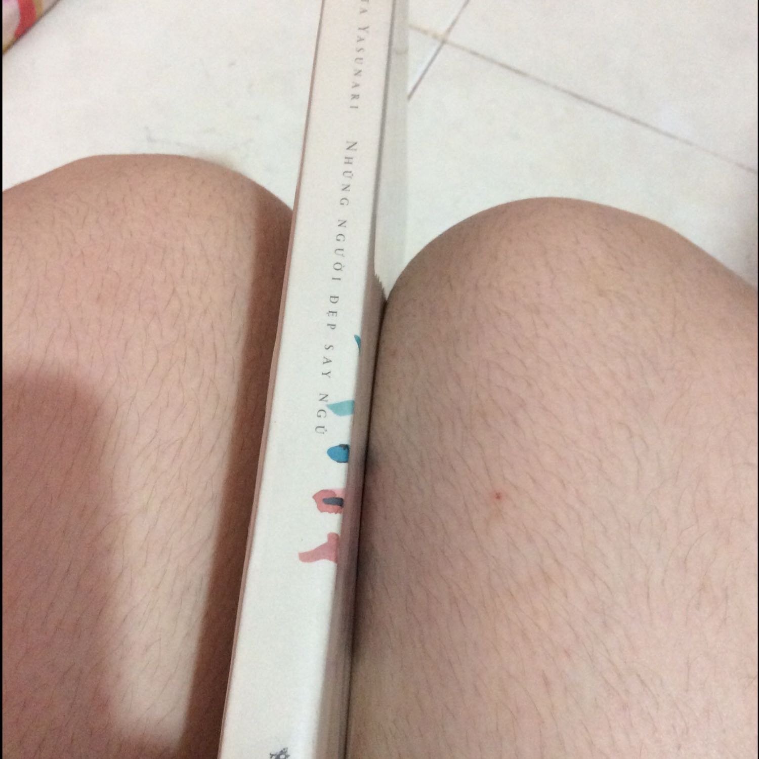 ko biết lần này sách mình mua có bị in lỗi gáy ko chứ cái logo nhã nam ở gáy in có trút xíu còn lệch hẳn sang 1 bên hơi lạ =)))