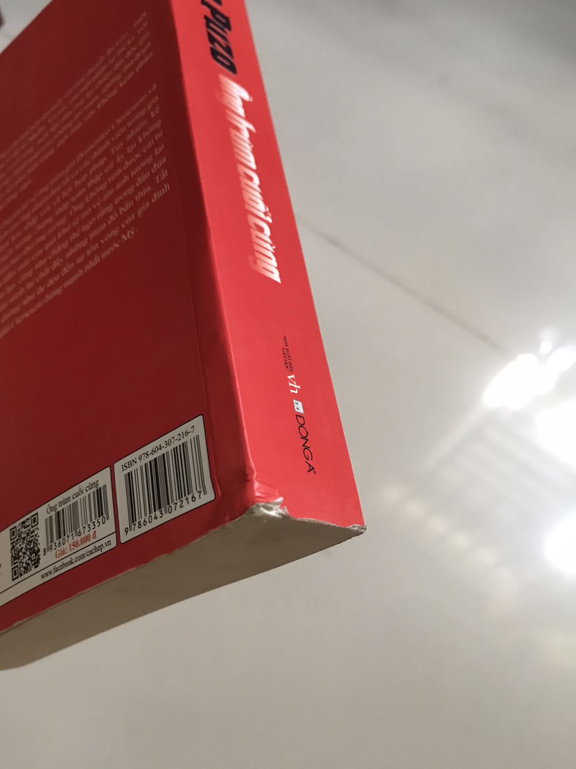 Từ cuốn Bố Già của dịch giả Ngọc Thứ Lang đọc xong đã quá cuồng nên tìm tiếp cuốn này nội dung chưa đọc nhưng hy vọng cũng hay tương tự. Thông cảm vì dịch nhưng khâu vận chuyển ảnh hưởng tới chất lượng sách nhiều quá. Sách mới tiki trade xưa giờ vẫn được bọc plastic nay không có nữa nhìn như sách cũ.