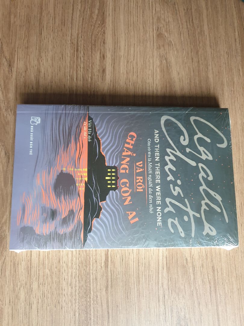 Sách rất đẹp, còn nguyên seal. Có lẽ là đơn hàng mình ưng nhất từ trước đến giờ, font chữ và màu giấy bên trong đều rất hợp ý mình. Còn có cả bookmark nữa, thật sự rất thích sách do NXB Trẻ làm. Vô cùng đáng tiền nhé!