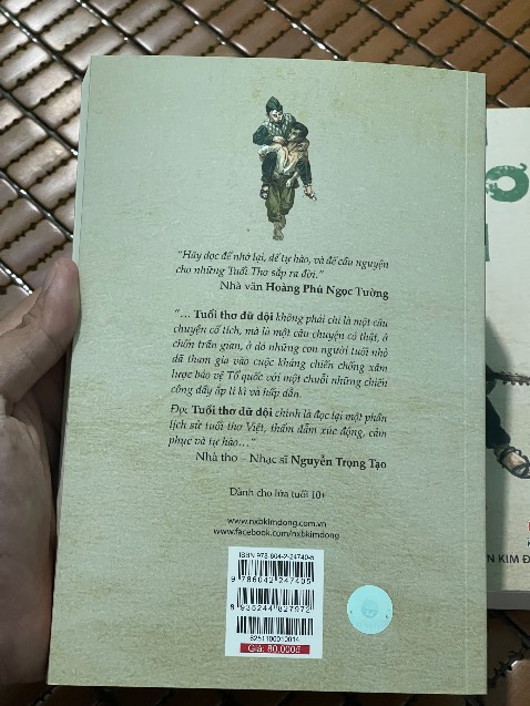 Đơn vị giao hàng nhanh, riêng bên Tiki hỗ trợ đổi sản phẩm khi sản phẩm bị lỗi, đã khiến mình cực kì hài lòng. Sẽ mãi ủng hộ nền tảng Tiki. 
Tuổi thơ dữ dội của tác giả Phùng Quán. Đây là một tác phẩm nói về chủ đề chiến tranh tại Việt Nam, trong giai đoạn chống lại thực dân Pháp. Xuyên suốt câu chuyện là hành trình của các bạn nhỏ tham gia vào Vệ Quốc Đoàn, trong đội Thiếu niên trinh sát. Thông qua tác phẩm chúng ta có thể phần nào đó hiểu được sự khốc liệt của chiến tranh, những hi sinh lớn lao của biết bao thế hệ đi trước. Tất cả vỉ một mục tiêu chung “Quyết tử cho Tổ quốc quyết sinh”. Cảm ơn tác giả đã viết nên tác phẩm để cho các thế hệ sau này có thể hiểu được hoà bình ngày nay là công lao to lớn của thế hệ đi trước đã hi sinh.