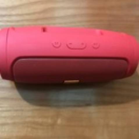 Loa chất lượng rất tốt, chắc chắn kết nối Bluetooth nhann, âm thanh trong và to. Màu sắc bên ngoài đẹp. Mọi người nên mua nhé