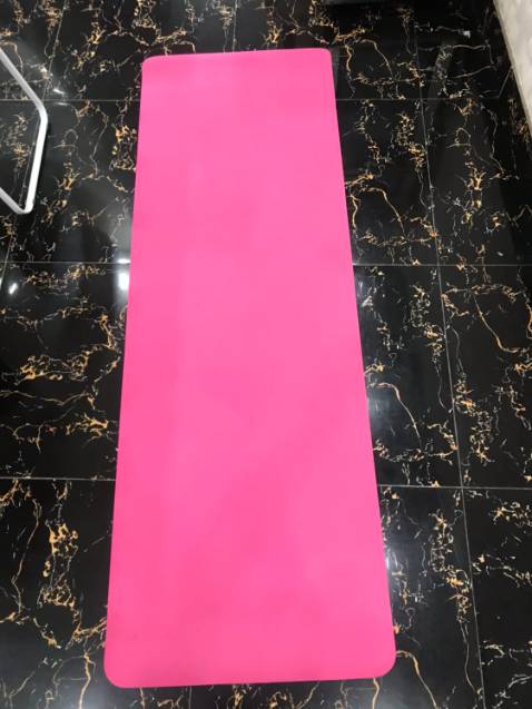 Giao hàng nhanh quá đặt hôm trước hôm sau đã giao hàng rồi
Hàng chuẩn mô tả nhé  mà rẻ quá đúng shop lớn chính hãng có khác bán không cần lãi . Hihi
-Không được chọn màu shop giao ngẫu nhiên mà cả đội mình đúng màu mình thích mới hay , thảm mới nhưng không hề có tý mùi nào, cả đội tập yoga rất ưng ý
- Vân chống trượt khá bám sàn . Mặt trên hoa văn đẹp thảm êm ai nặng cần thì lên mua loại 8mm của shop tập sẽ thoải mái hơn 
- Mua mấy lần của shop rồi lần nào cũng hài lòng . 
Mong shop có những sản phẩm tốt và dịch vụ chăm sóc khách hàng hơn nữa
Chúc shop làm ăn phát đạt ạ Giao hàng nhanh quá đặt hôm trước hôm sau đã giao hàng rồi
Hàng chuẩn mô tả nhé  mà rẻ quá đúng shop lớn chính hãng có khác bán không cần lãi . Hihi
-Không được chọn màu shop giao ngẫu nhiên mà cả đội mình đúng màu mình thích mới hay , thảm mới nhưng không hề có tý mùi nào, cả đội tập yoga rất ưng ý
- Vân chống trượt khá bám sàn . Mặt trên hoa văn đẹp thảm êm ai nặng cần thì lên mua loại 8mm của shop tập sẽ thoải mái hơn 
- Mua mấy lần của shop rồi lần nào cũng hài lòng . 
Mong shop có những sản phẩm tốt và dịch vụ chăm sóc khách hàng hơn nữa
Chúc shop làm ăn phát đạt ạ