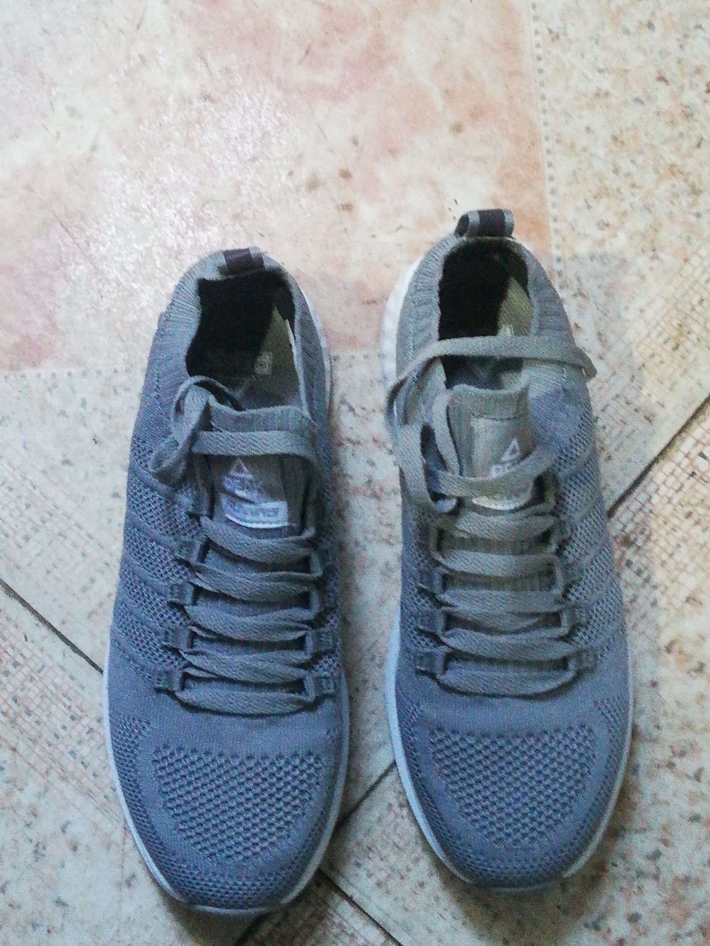 Đường chỉ không sắc nét. Giày êm.