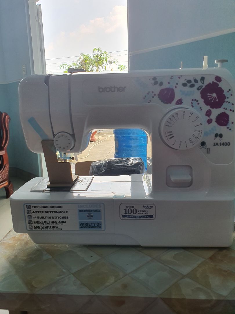 Máy may chạy rất êm, hàng chính hãng, mua rất đáng đồng tiền, shop gói hàng rất cẩn thận