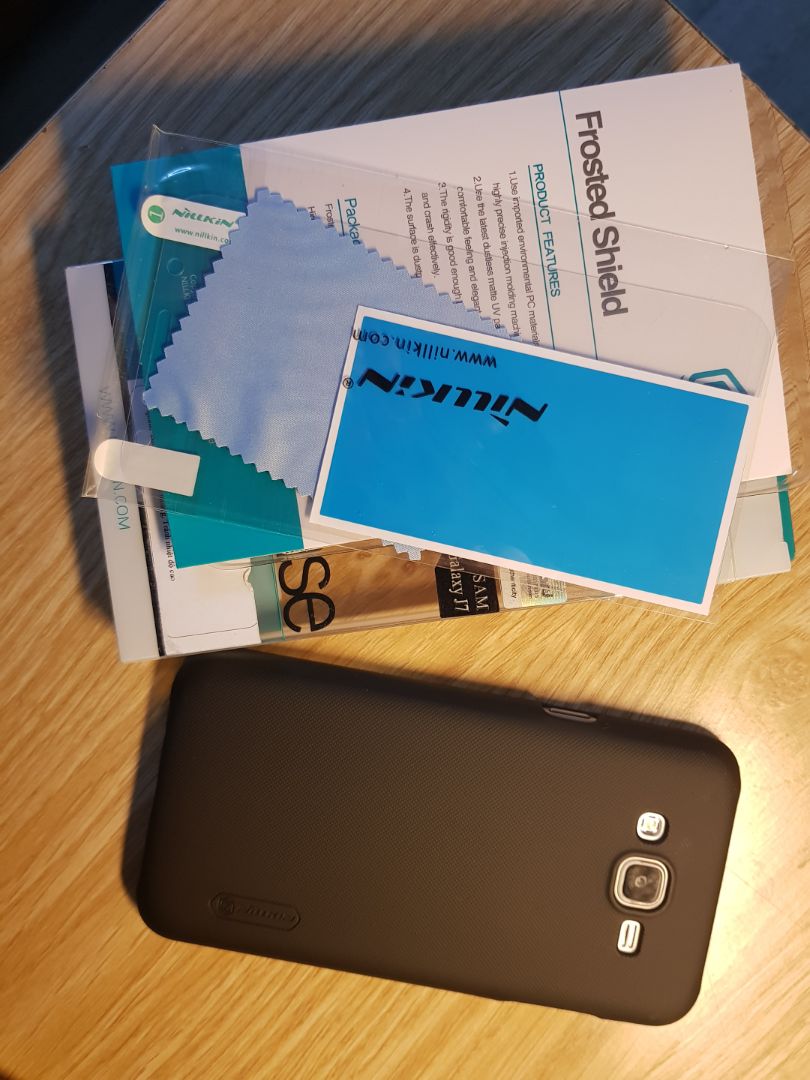 ốp xịn xò nha, chất sần, cầm chắc tay.
được tặng thêm miếng dán màn hình và khăn lau. hàng chính hãng.
thanks shop nhiều. điện thoại dòng cũ mà vẫn mua đc ốp hịn.