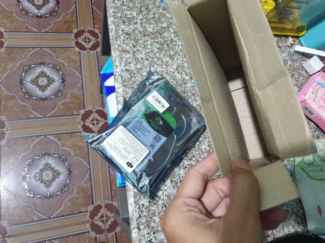 Sau bao nhiêu đánh giá về đóng gói, Tiki vẫn không lắng nghe khách hàng và thay đổi. Mặc cho các bạn nhân viên chăm sóc có trả lời đánh giá, có ghi nhận sự việc nhưng hầu như bộ phận đóng gói vẫn thờ ơ và vô trách nhiệm với sản phẩm của chính các bạn là nhà cung cấp. Là một sàn thương mại điện tử, là một đơn vị bán hàng cho khách mà cách các bạn đóng gói một mặt hàng điện tử nói chung và ổ cứng nói riêng như thế này là không thể chấp nhận được. 
Không hề có xốp chèn hay bọt hơi giảm chấn trong hộp. Chỉ duy nhất ổ cứng đựng trong nilon của hãng cho vào hộp giấy rộng gấp đôi. Thử hỏi một mặt hàng có tính chất dễ hư hỏng do va chạm, rung lắc như ổ cứng mà Tiki đóng gói như thế thì sẽ ảnh hưởng thế nào? Có ai tưởng tượng được từ Tiki Trading giao đến khách hàng sẽ trải qua bao nhiêu khâu vận chuyển, bốc xếp, chồng chất hàng không? Thật không dám nghĩ đến. 
Tiki à, là một sàn thương mại điện tử, cũng như đơn vị bán hàng trực tiếp, các bạn không chỉ bán món hàng. Mà còn bán cả dịch vụ, lương tâm nghề nghiệp nữa đấy. Chúng tôi - những khách hàng - người góp phần tạo thu nhập, phát triển cho các bạn, chúng tôi cần hơn 1 sản phẩm. Chúng tôi cần sự lắng nghe, thấu hiểu và hành động ở từng dịch vụ của các bạn. Chứ không phải là những con chữ "Ghi nhận" rồi thôi. Sau bao nhiêu đánh giá về đóng gói, Tiki vẫn không lắng nghe khách hàng và thay đổi. Mặc cho các bạn nhân viên chăm sóc có trả lời đánh giá, có ghi nhận sự việc nhưng hầu như bộ phận đóng gói vẫn thờ ơ và vô trách nhiệm với sản phẩm của chính các bạn là nhà cung cấp. Là một sàn thương mại điện tử, là một đơn vị bán hàng cho khách mà cách các bạn đóng gói một mặt hàng điện tử nói chung và ổ cứng nói riêng như thế này là không thể chấp nhận được. 
Không hề có xốp chèn hay bọt hơi giảm chấn trong hộp. Chỉ duy nhất ổ cứng đựng trong nilon của hãng cho vào hộp giấy rộng gấp đôi. Thử hỏi một mặt hàng có tính chất dễ hư hỏng do va chạm, rung lắc như ổ cứng mà Tiki đóng gói như thế thì sẽ ảnh hưởng thế nào? Có ai tưởng tượng được từ Tiki Trading giao đến khách hàng sẽ trải qua bao nhiêu khâu vận chuyển, bốc xếp, chồng chất hàng không? Thật không dám nghĩ đến. 
Tiki à, là một sàn thương mại điện tử, cũng như đơn vị bán hàng trực tiếp, các bạn không chỉ bán món hàng. Mà còn bán cả dịch vụ, lương tâm nghề nghiệp nữa đấy. Chúng tôi - những khách hàng - người góp phần tạo thu nhập, phát triển cho các bạn, chúng tôi cần hơn 1 sản phẩm. Chúng tôi cần sự lắng nghe, thấu hiểu và hành động ở từng dịch vụ của các bạn. Chứ không phải là những con chữ "Ghi nhận" rồi thôi.