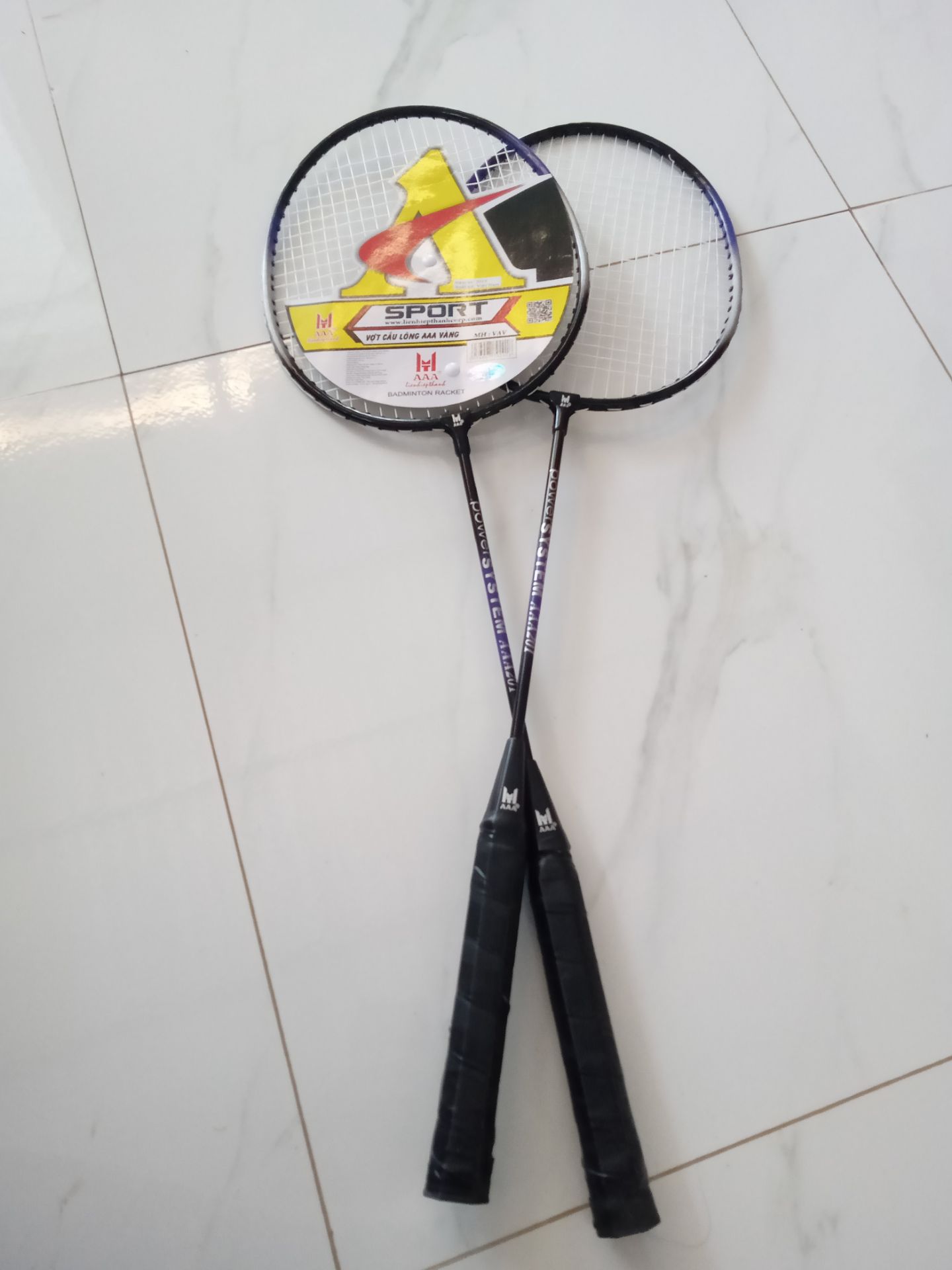 Vợt khá đẹp nhưng ko có chữ A ở giữa lưới vợt với lại cây vợt thứ hai hai trầy xước ở phần cổ một xíu với lại vợt này là vợt cổ rời cho 4 sao