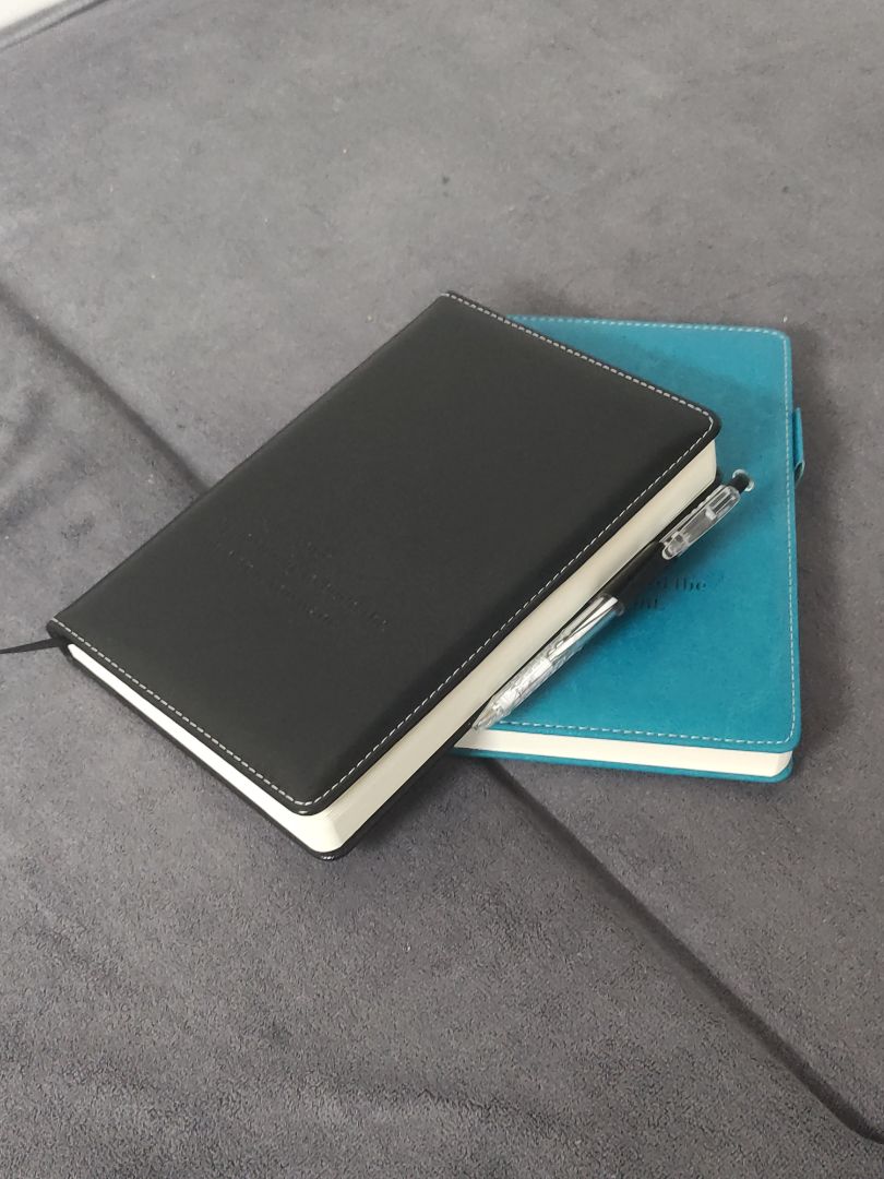 Mình mua hai quyển, một quyển đen 100gsm, một quyển xanh 80gsm (trên ảnh). Đóng gói kỹ, hai quyển đều đẹp nhưng tất nhiên quyển xanh giấy mỏng hơn (vì quyển xanh chỉ có 80gsm). Nhỏ gọn vừa tay, có bookmark, cài bút, bìa da đẹp, có thứ trong tuần, thời tiết... Mình thích lắm luôn, rất đúng gu, siêu hợp với những ai dùng viết nhật ký như mình. Tuy giao hàng chậm hơn dự kiến hai ngày (HN vào HCM nên mình thông cảm được, mình đặt thứ ba, dự kiến thứ tư nhưng thứ sáu mới giao), giấy có mùi hơi hôi với quyển đen có một vệt ố vàng (trên ảnh), nhưng sổ đạt yêu cầu và mong đợi của mình nên vẫn cho năm sao!