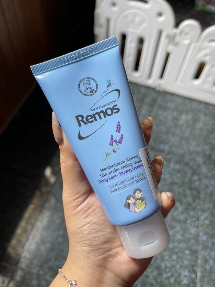 chai mới bóng chứ ko mờ như trước, sp dễ dùng, ko bết, nhỏ gọn nên dễ mang theo. Dùng ok, bớt bị muỗi cắn hẳn