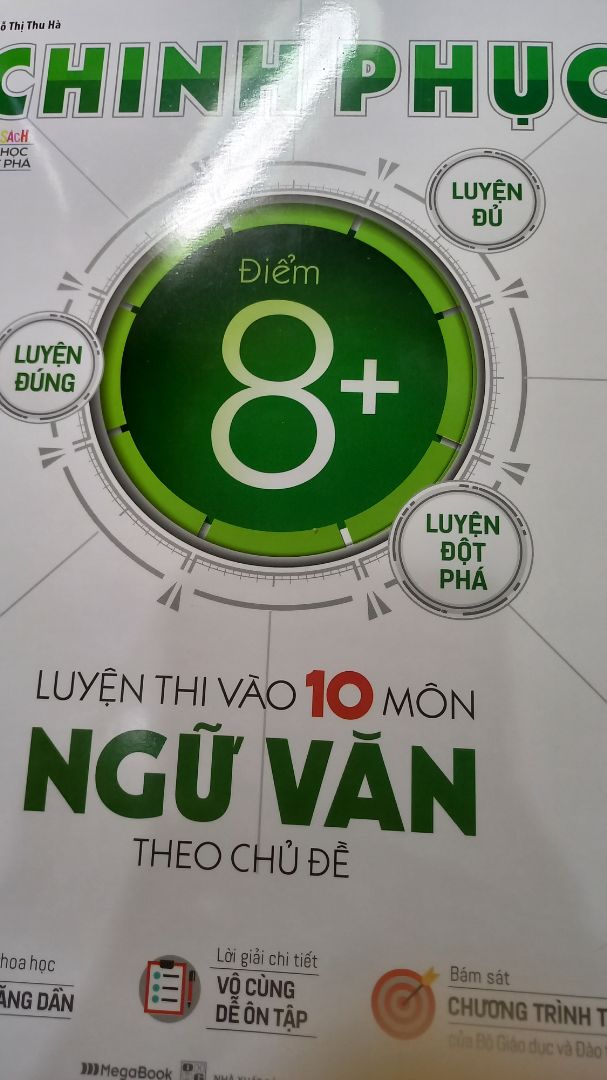 - sách ngữ văn mình cũng thấy rất đáng mua luôn í, có đủ các dạng để các bạn ôn thi lớp 10 theo từng chủ đề, hướng dẫn mình kĩ năng  làm bài rất kĩ nhé( đi thi điểm chính là phần này nhé), phần tiếng việt thì mình thấy rất dễ hiểu, có cả vd chi tiết để giúp mình nắm bài, nghị luận xã hội thì có rất nhiều nha, giúp mình mở rộng kiến thức nè, phần văn học thid cũng siu ôk nhá, đủ các luận điểm để mình phân tích , cảm nhận, hay nghị luận văn học, có rất nhiều bài mẫu để các bạn tham khảo nhé ,ngoài ra thì cũng có các đề tuyển sinh các tỉnh để mình thử sức nè
- chỉ có mụt chút nhược đỉm là sách có kha khá chỗ bị xước, và có chỗ bị móp nữa nhé
(hết gùi keke 💞)