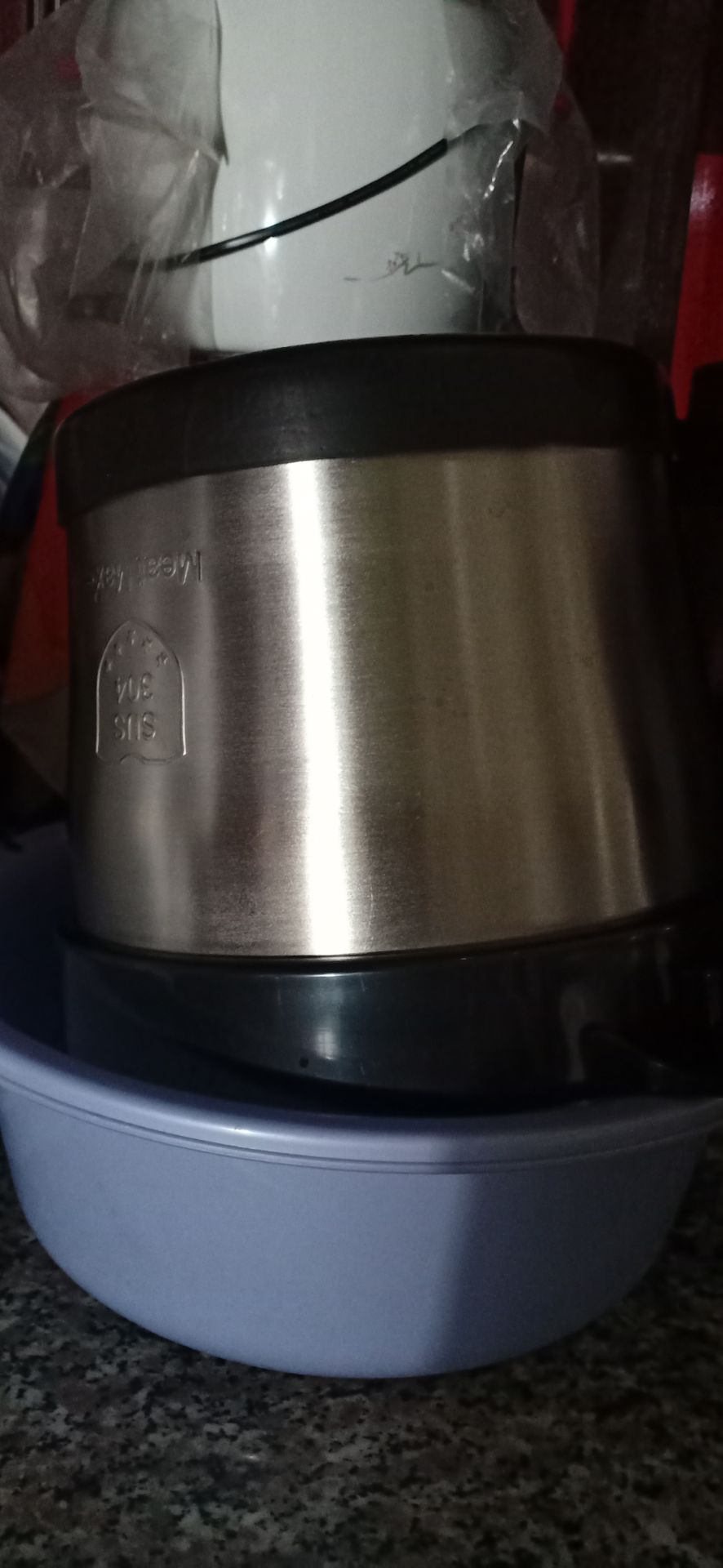 nhìn ngoài thì cũng chắc chắn, chưa dùng chưa biết chất lượng, nhưng sao mấy máy xay này ,cây đế trong thố xay chỗ gắn mũi dao không làm cao hơn tý nữa có lẽ mũi dao sẽ cố định hơn ko. Không hài lòng nhất là đã thanh toán tiền trước rồi mà khi nhận hàng ko cho kiểm tra xem máy gắn điện chạy ko chỉ cho xem ngoài, ko biết chưa thanh toán thì sẽ như thế nào. nếu hàng chất lượng hoạt động tốt thì lo gì bị kiểm tra.