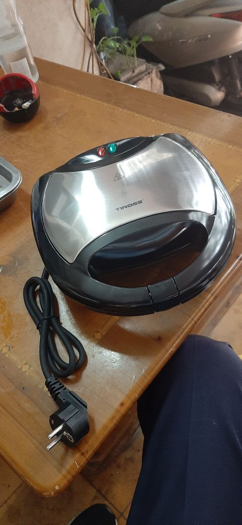 400k cái máy nướng, mua về lúc đầu hơi tiếc tiền vì nhìn nó bé tí. Nướng mẻ đầu - 6 chiếc sandwich pate + ba chỉ xông khói - bọn trẻ con ăn sạch bách, may mình còn được nửa miếng. Đáng đồng tiền bát gạo.