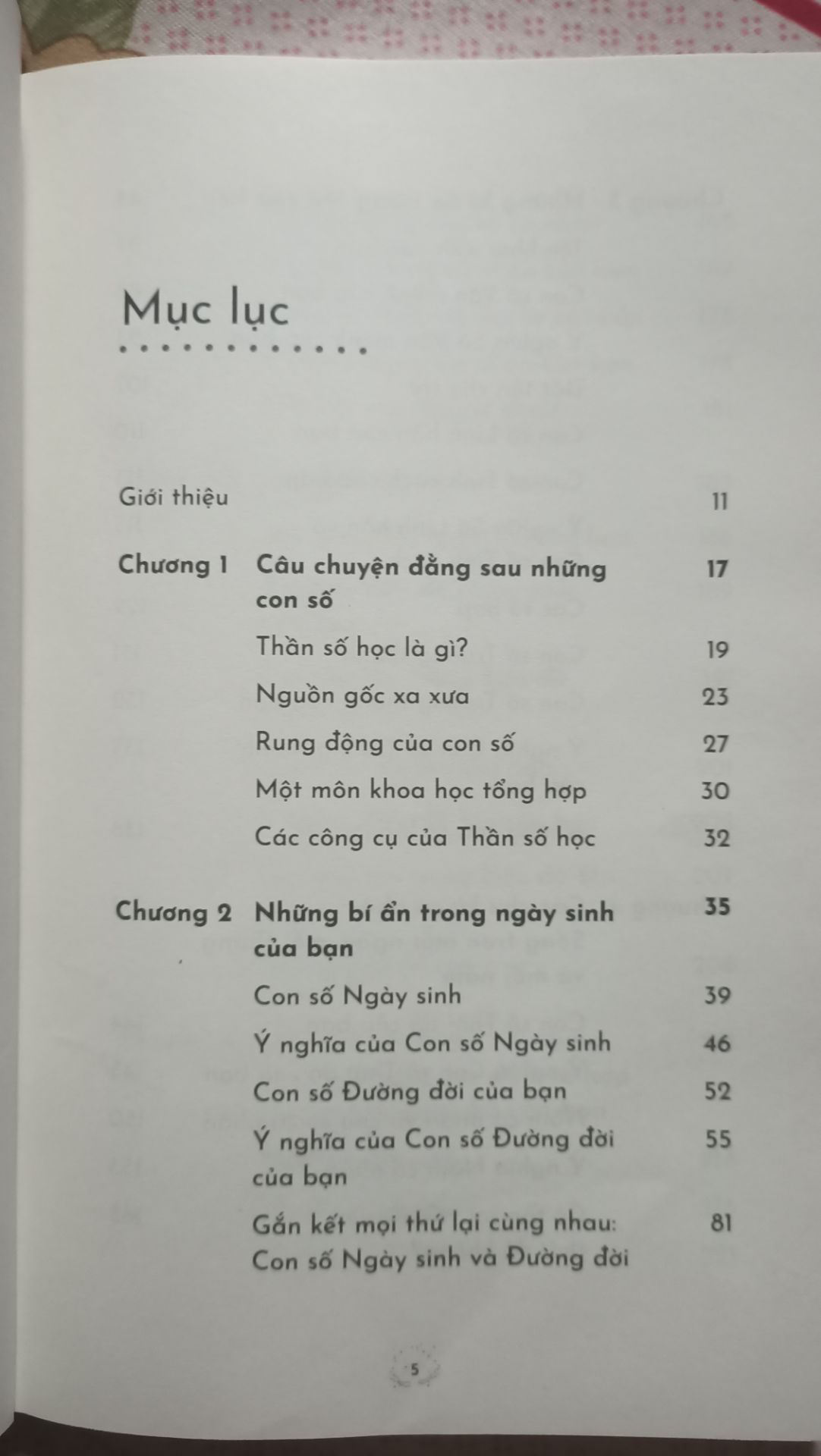 Nếu bạn muốn tìm hiểu về nhân số học (thần số học) thì quyển này khá thích hợp, rất chi tiết. Mặc dù thiếu phần biểu đồ năm cá nhân và cách viết hơi khó đọc so với quyển "Thay đổi cuộc sống với Nhân số học" của Lê Đỗ Quỳnh Hương. 
Do có nhiều mục về tính cách, đường đời...nhưng mình khuyên các bạn chỉ nên lưu ý "khuyết điểm " của bản thân để khắc phục thôi. Sau đó hãy tùy vào mục đích muốn gì khác ở tương lai ví dụ như lập nghiệp, sinh con, kết hôn...hãy đọc lại sách và tìm hiểu tiếp